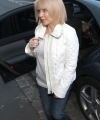 01639_Kylie_Minogue_leaves_hairdresser_with_a_new_haircutcelebutopia_080208_03_122_530lo.jpg