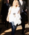 01685_Kylie_Minogue_leaves_hairdresser_with_a_new_haircutcelebutopia_080208_02_122_451lo.jpg