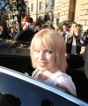 01711_Kylie_Minogue_leaves_hairdresser_with_a_new_haircutcelebutopia_080208_07_122_634lo.jpg