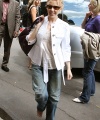 64152_Celebutopia-Kylie_Minogue_doing_some_shopping_in_Paris-25_122_683lo.jpg