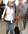64178_Celebutopia-Kylie_Minogue_doing_some_shopping_in_Paris-29_122_1068lo.jpg