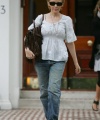 81233_Celebutopia-Kylie_Minogue_at_her_home_in_London-02_122_350lo.jpg