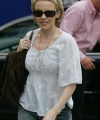 81245_Celebutopia-Kylie_Minogue_at_her_home_in_London-04_122_1000lo.jpg