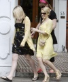 93342_Celebutopia-Kylie_leaves_home_with_some_friends_to_go_for_lunch_in_London-03_122_700lo.jpg
