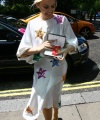 99063_Celebutopia-Kylie_Minogue_poses_with_her_OBE_in_London-02_122_543lo.jpg
