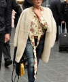 Kylie-Minogue-arrives-into-Manchester-Piccadilly-train-station-in-Manchester-07.jpg