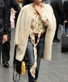 Kylie-Minogue-arrives-into-Manchester-Piccadilly-train-station-in-Manchester-08.jpg