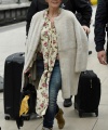 Kylie-Minogue-arrives-into-Manchester-Piccadilly-train-station-in-Manchester-10.jpg