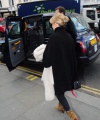 Kylie-Minogue-on-a-shopping-trip-in-London-04.jpg