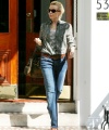 Kylie_Minogue_steps_out_of_her_London_home_02.jpg