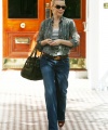 Kylie_Minogue_steps_out_of_her_London_home_05.jpg
