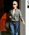 Kylie_Minogue_steps_out_of_her_London_home_06.jpg