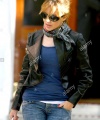 kylie-minogue-leaving-her-home-before-stopping-at-a-cafe-on-her-way-C0NTGM.jpg