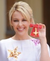98053_Celebutopia-Kylie_Minogue_receives_her_OBE_from_Britain7s_Prince_of_Wales-05_122_671lo.JPG