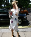 98497_Celebutopia-Kylie_Minogue_poses_with_her_OBE_in_London-03_122_818lo.jpg
