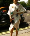 98546_Celebutopia-Kylie_Minogue_poses_with_her_OBE_in_London-06_122_987lo.jpg
