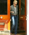 Kylie_Minogue_steps_out_of_her_London_home_09.jpg